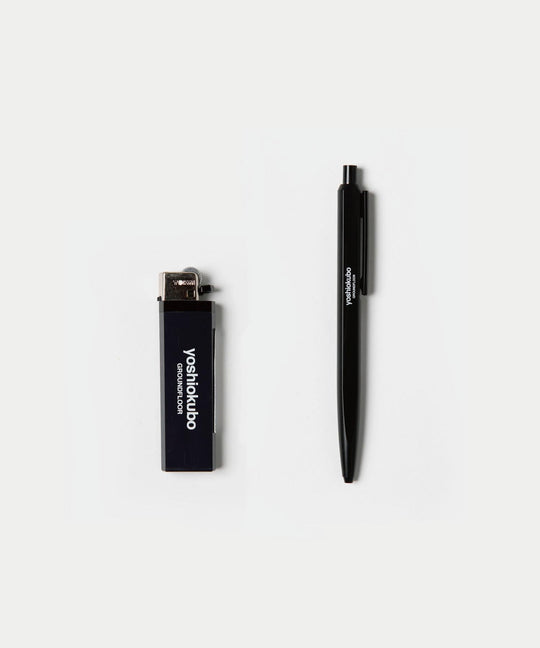 ボールペンとライター。