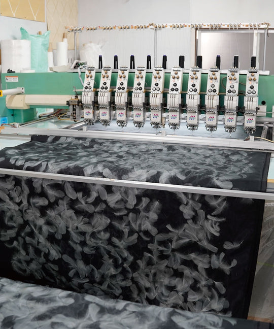 職人の手仕事が生み出す、羽根のキルティング