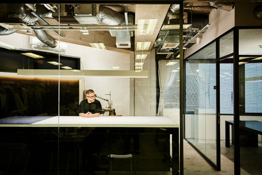 デザイン画から完成品までの全工程をデザイナー自らが語る“実験室”を開設